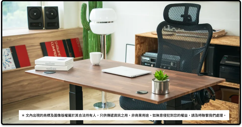 木質升降桌與網背人體工學椅的商品情境照片