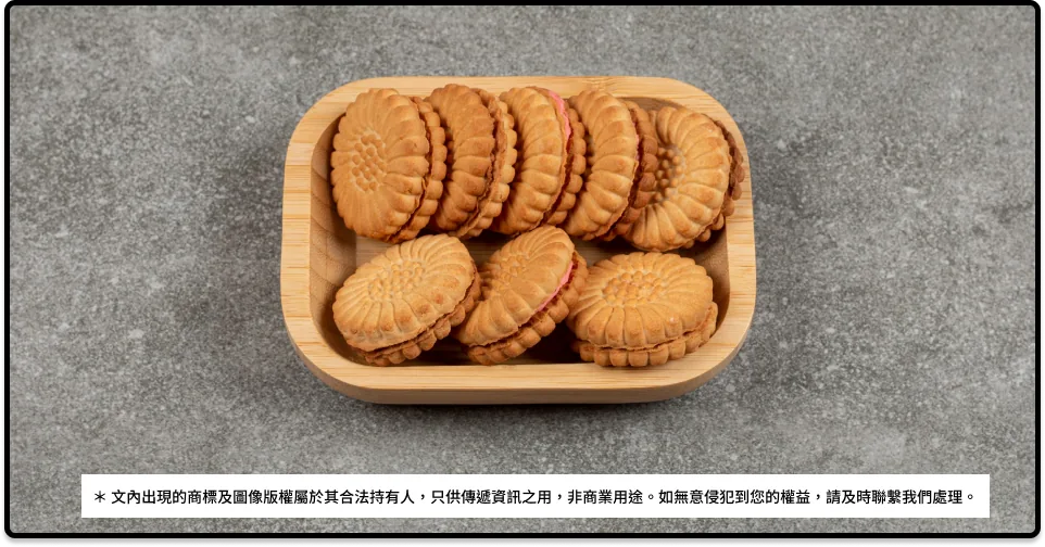 木盤中的圓形夾心餅乾，示範商品照片的排列方式